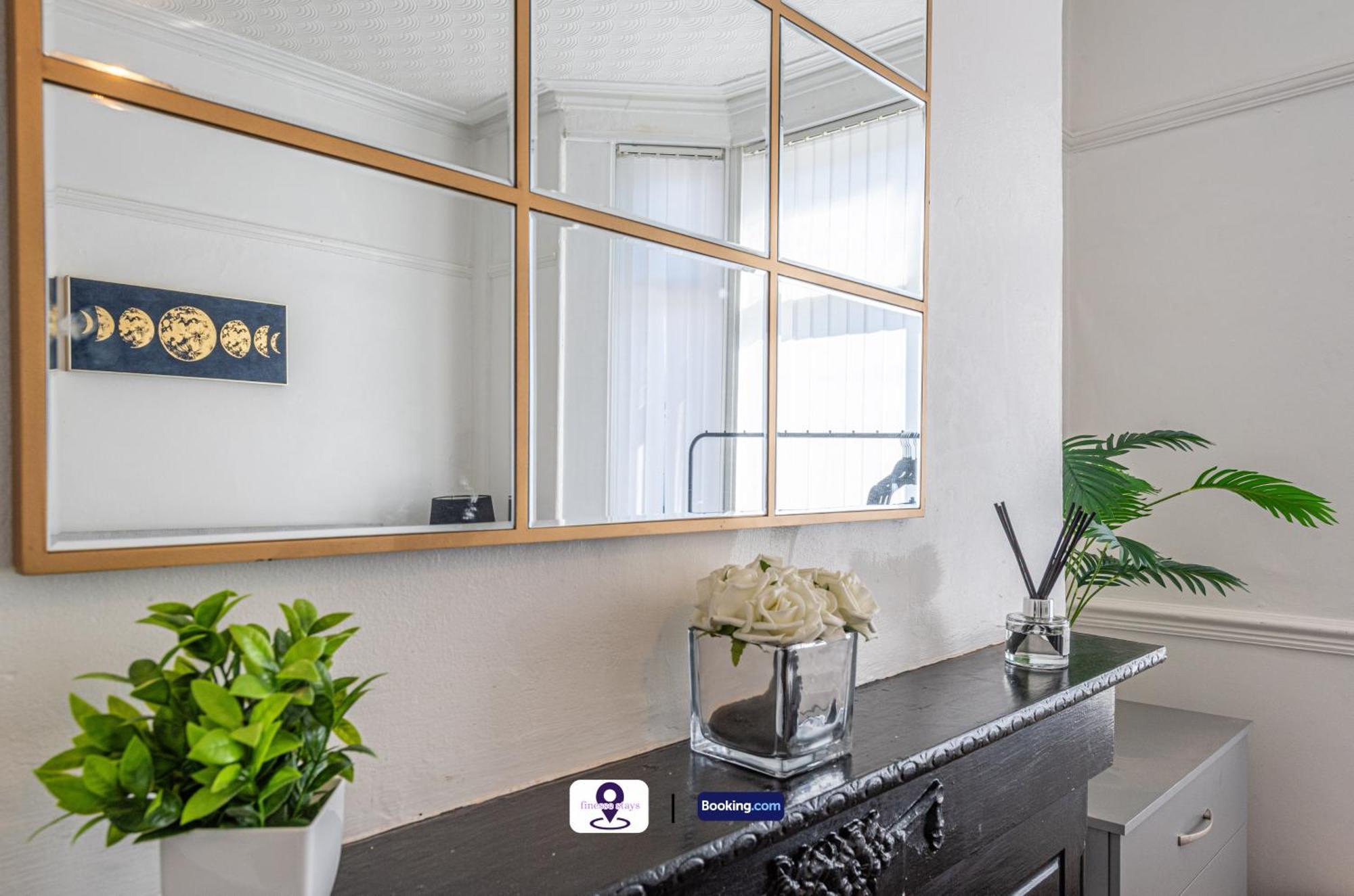 Holiday home Last-minute Offers L Premium Escape L 4bdr House By Finesse Short Lets & Serviced With Free Wifi *
