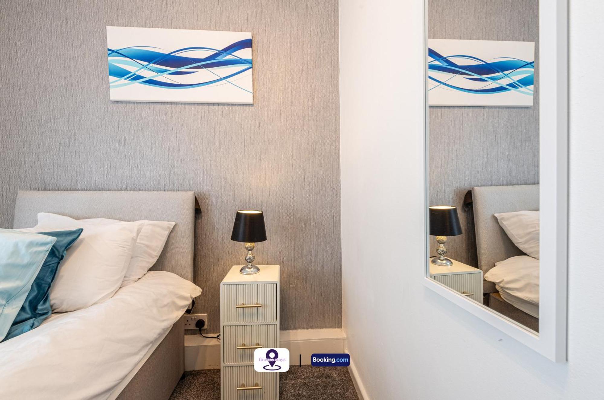 Holiday home Last-minute Offers L Premium Escape L 4bdr House By Finesse Short Lets & Serviced With Free Wifi *