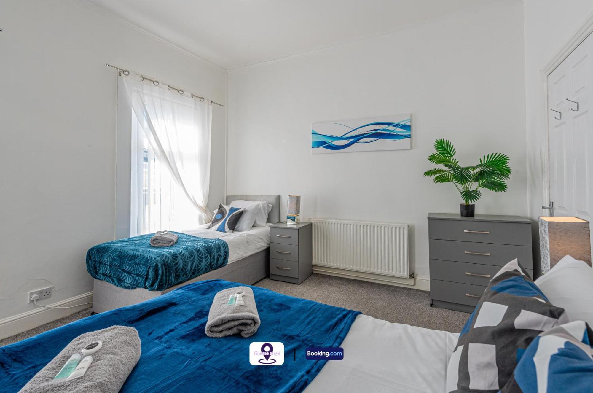 Holiday home Last-minute Offers L Premium Escape L 4bdr House By Finesse Short Lets & Serviced With Free Wifi *